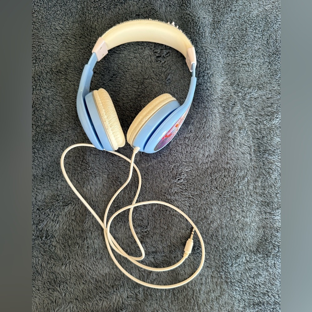 Elsa and Anna headphones works great missing a snowflake decoration as pictured